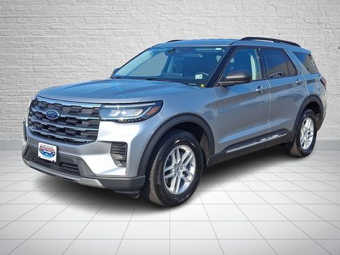 Used 2025 Ford Explorer Active image 1