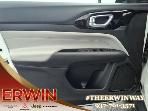Certified 2025 Jeep Compass Limited AWD/4WD image 10