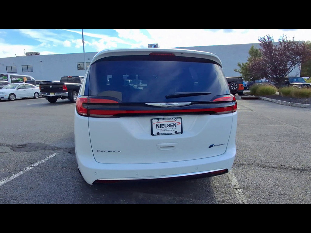 Used 2025 Chrysler Pacifica Pinnacle FWD image 7