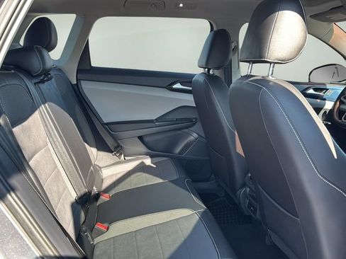 Used 2023 Volkswagen Taos SE w/ Panoramic Sunroof Package FWD image 12