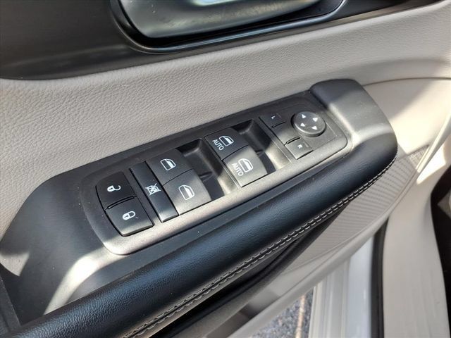 Used 2024 Chrysler Pacifica Touring-L FWD image 16