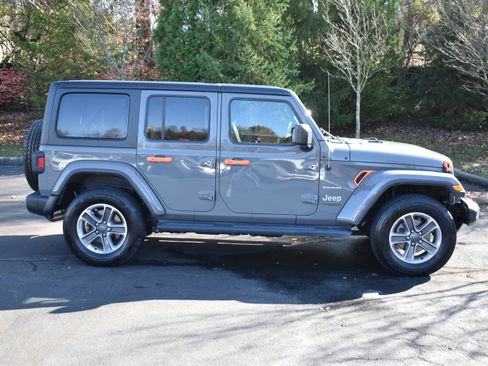 Used 2019 Jeep Wrangler Unlimited Sahara w/ Cold Weather Group image 33
