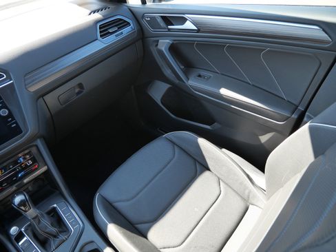Used 2023 Volkswagen Tiguan SEL R-Line image 11