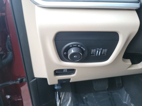 Used 2025 Jeep Grand Cherokee L Limited w/ Black Appearance Package AWD/4WD image 27