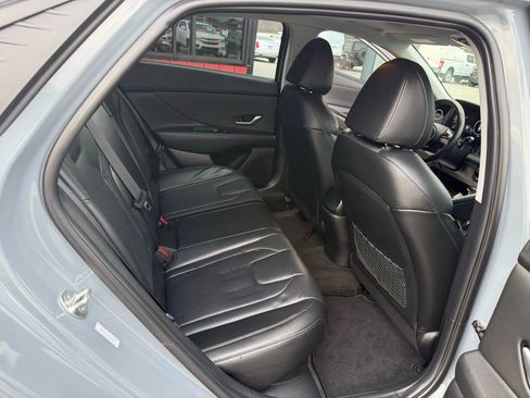 Used 2022 Hyundai Elantra Limited w/ Preferred Accessory Package image 17