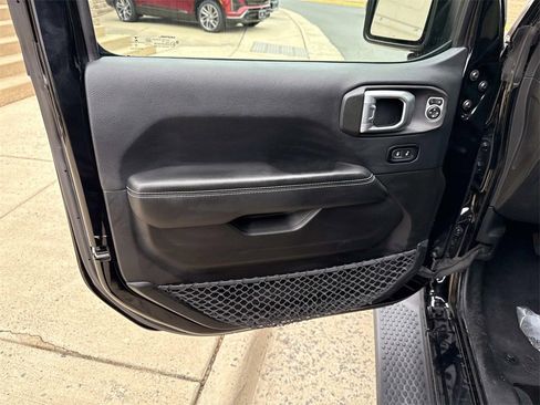 Used 2019 Jeep Wrangler Unlimited Sahara image 15