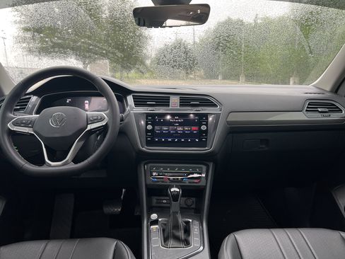Certified 2023 Volkswagen Tiguan SE w/ Panoramic Sunroof Package FWD image 24