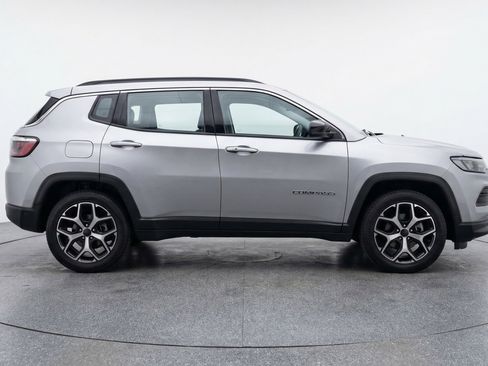 Used 2025 Jeep Compass Limited image 11