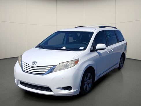Used 2015 Toyota Sienna LE FWD image 3