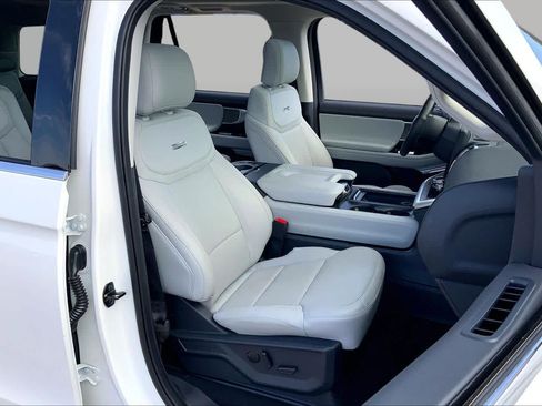 Used 2025 Ford Expedition Platinum w/ Driver's Package AWD/4WD image 9