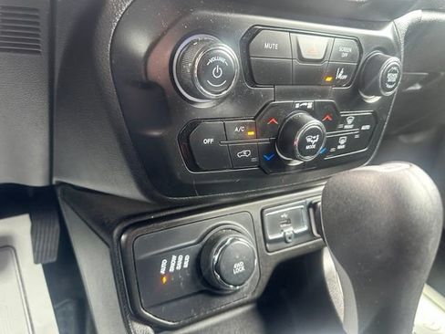 Used 2022 Jeep Renegade Altitude w/ Convenience Group AWD/4WD image 32