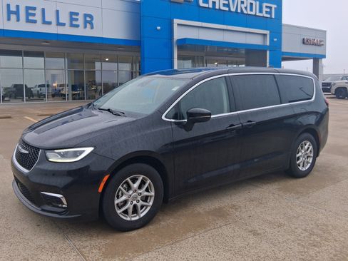 Used 2023 Chrysler Pacifica Touring-L FWD image 3