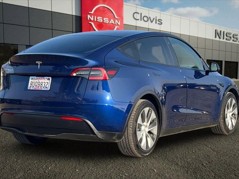 Used 2021 Tesla Model Y Standard Range image 3