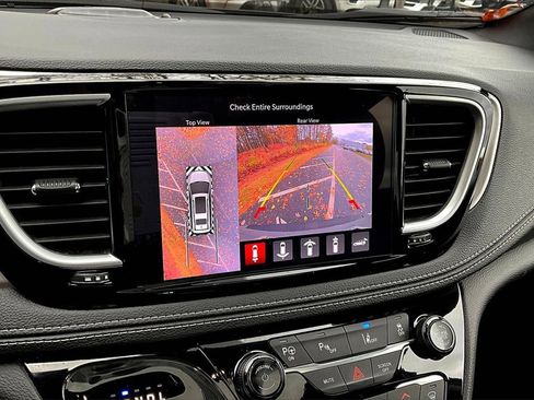 Used 2022 Chrysler Pacifica Limited w/ Uconnect Theater Family Group image 13