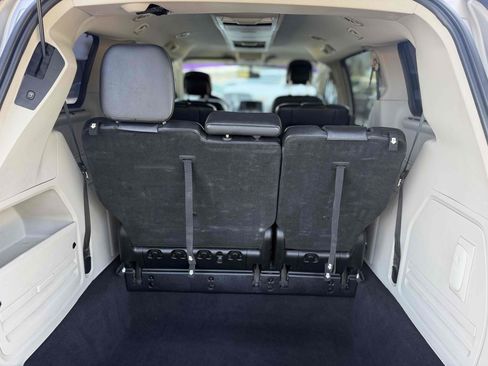 Used 2011 Chrysler Town & Country Touring-L w/ Entertainment Group #2 FWD image 17