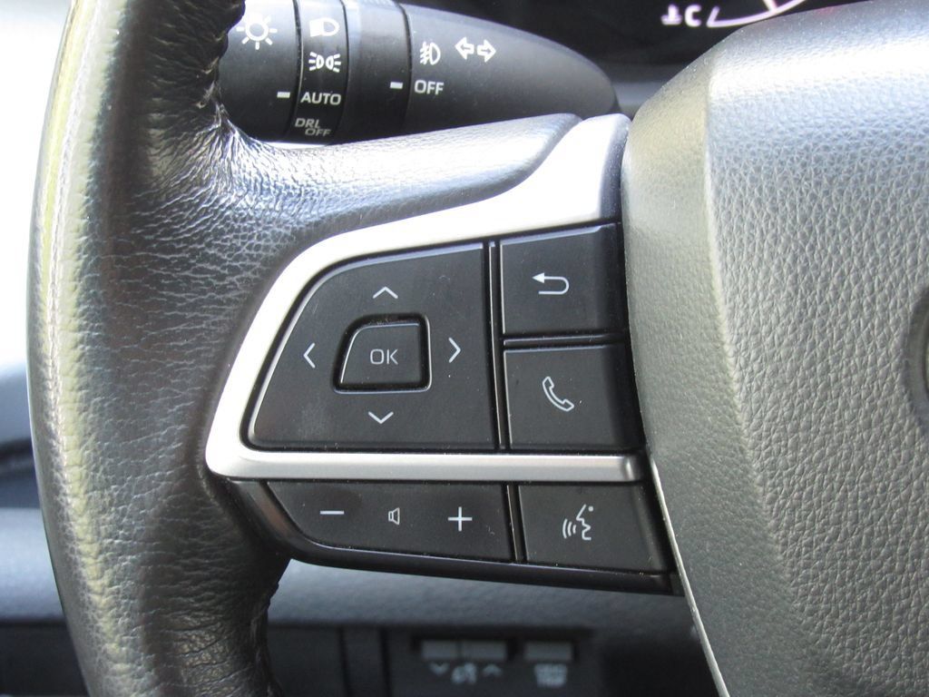 Certified 2025 Toyota Sienna XLE FWD image 28