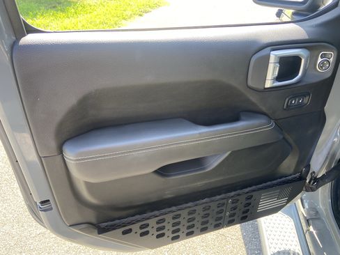 Used 2020 Jeep Gladiator Overland AWD/4WD image 9
