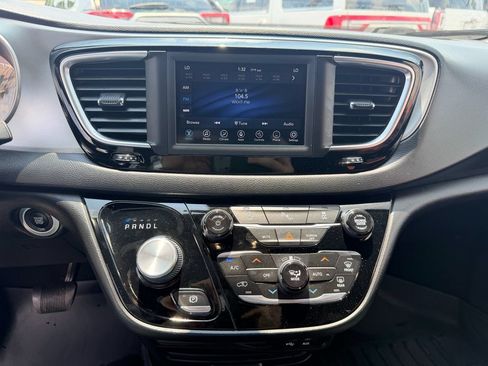 Used 2020 Chrysler Pacifica Touring-L w/ S Appearance Package FWD image 21