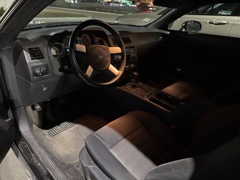 Used 2010 Dodge Challenger SE image 4