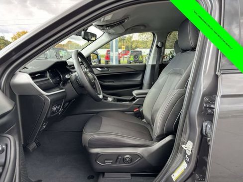 Used 2023 Jeep Grand Cherokee L Laredo image 3