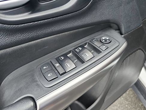 Used 2019 Jeep Cherokee Limited w/ Luxury Group FWD image 19