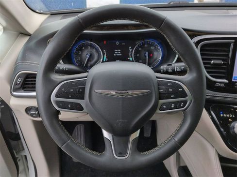 Used 2023 Chrysler Pacifica Limited image 12