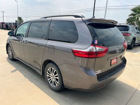 Used 2020 Toyota Sienna XLE Premium FWD image 4