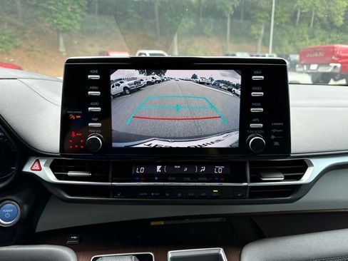 Used 2024 Toyota Sienna XLE w/ XLE Plus Package FWD image 18