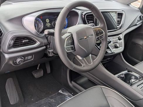 New 2026 Chrysler Pacifica Limited w/ Uconnect Theater Family Group image 10