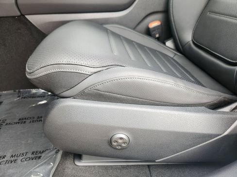 Used 2025 Mercedes-Benz GLC 300 4MATIC image 23