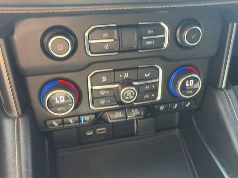 Used 2022 Chevrolet Suburban Premier AWD/4WD image 28