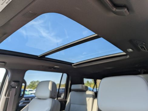 Used 2023 GMC Yukon XL SLT w/ SLT Luxury Package image 13