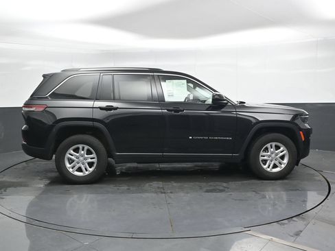 Used 2023 Jeep Grand Cherokee Laredo w/ Luxury Tech Group I AWD/4WD image 3