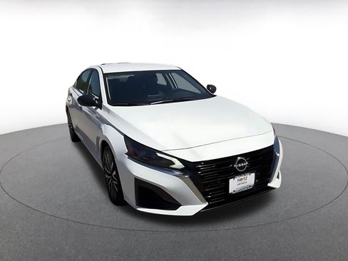 Used 2025 Nissan Altima 2.5 SV FWD image 3