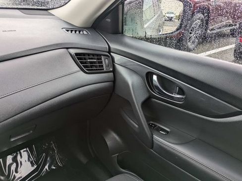 Used 2018 Nissan Rogue SV AWD/4WD image 16