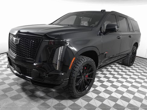 Used 2025 Cadillac Escalade ESV V w/ LPO, ONYX Package image 8