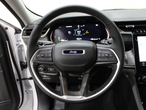 Used 2024 Jeep Grand Cherokee Limited image 9