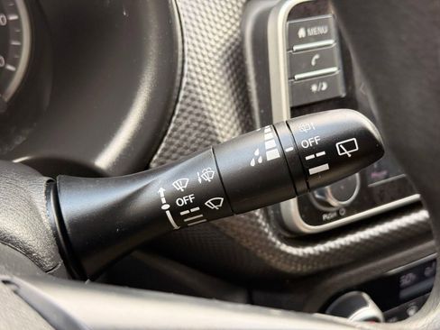 Used 2019 Nissan Kicks SV FWD image 38