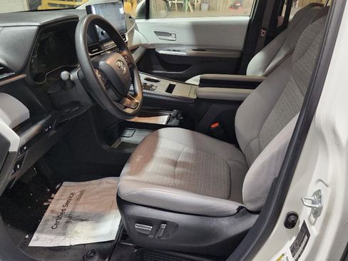 Used 2025 Toyota Sienna LE image 23