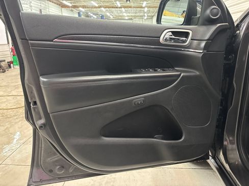 Used 2018 Jeep Grand Cherokee Limited AWD/4WD image 9