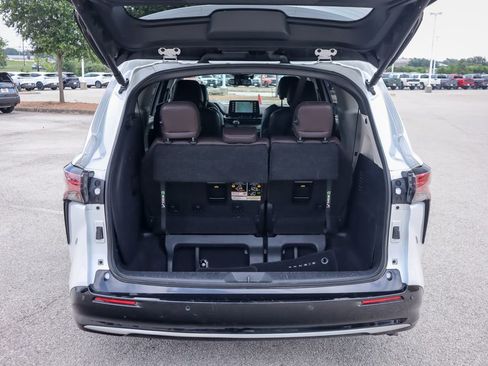 Used 2023 Toyota Sienna Platinum image 25