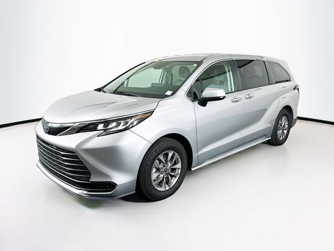 Used 2022 Toyota Sienna LE FWD image 3