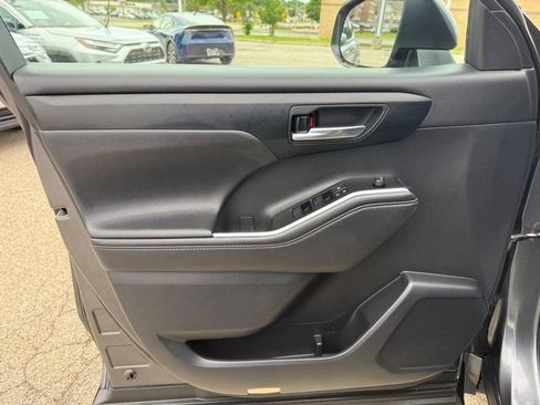 Used 2021 Toyota Highlander XLE AWD/4WD image 20