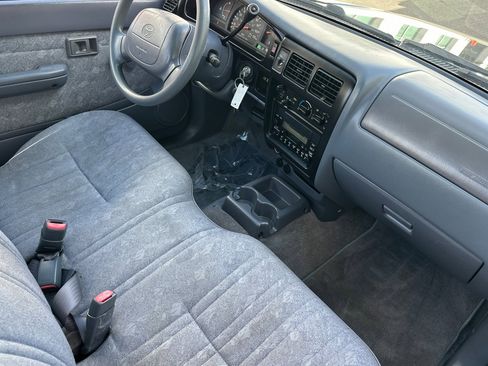 Used 2000 Toyota Tacoma 2WD Regular Cab image 16