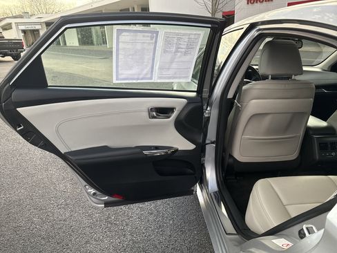 Used 2018 Toyota Avalon Limited image 12