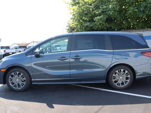 Used 2026 Honda Odyssey Touring image 2