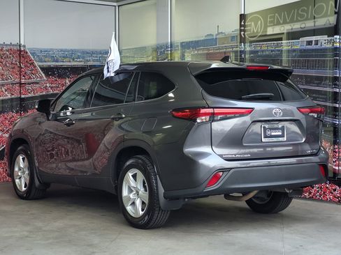 Certified 2022 Toyota Highlander LE image 6