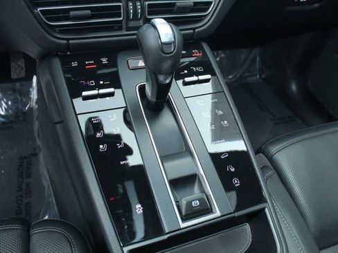 Certified 2024 Porsche Macan Base image 17