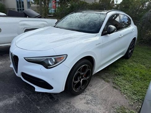 Used 2023 Alfa Romeo Stelvio Veloce AWD/4WD image 3