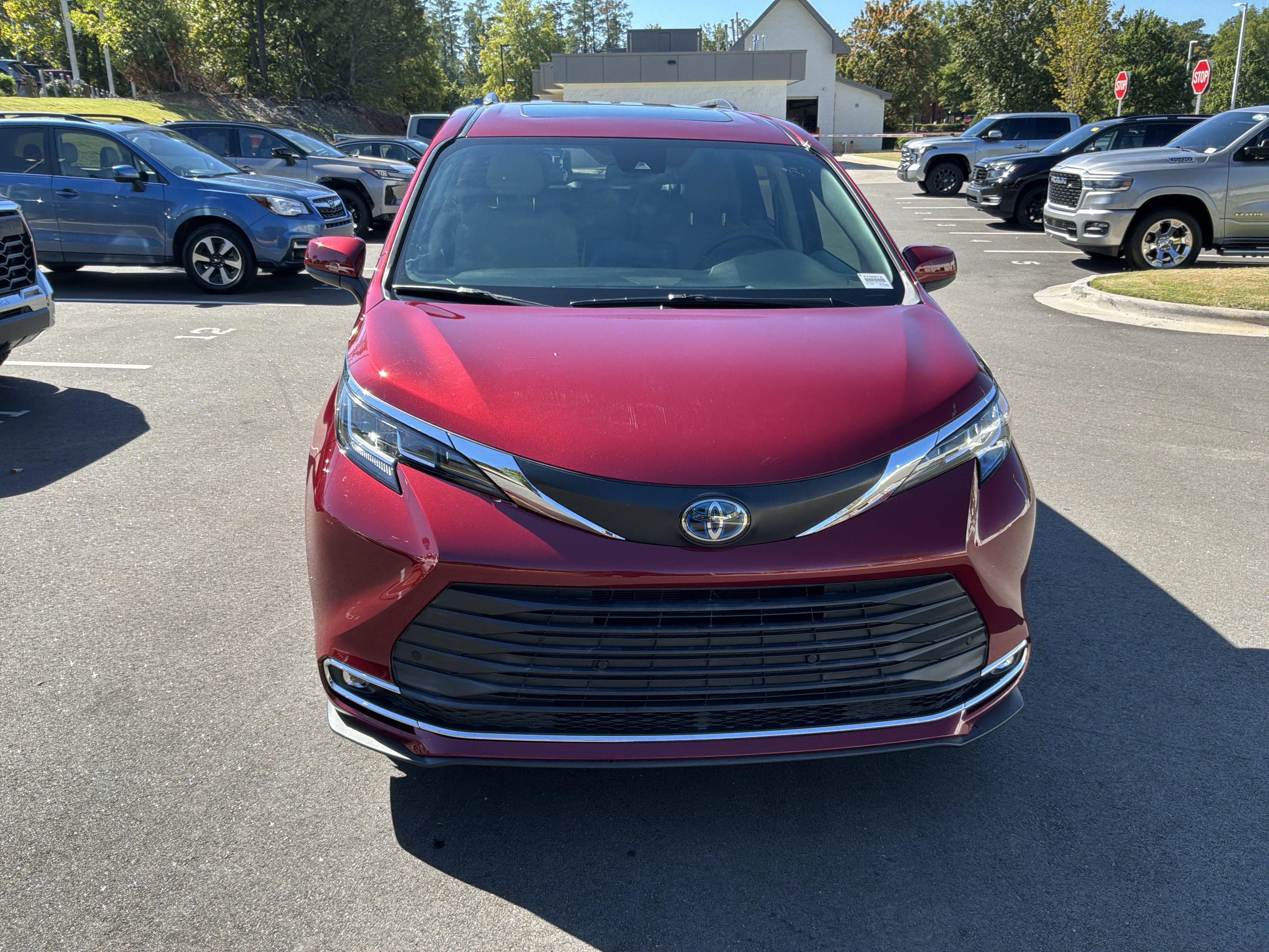 Used 2021 Toyota Sienna XLE FWD image 3